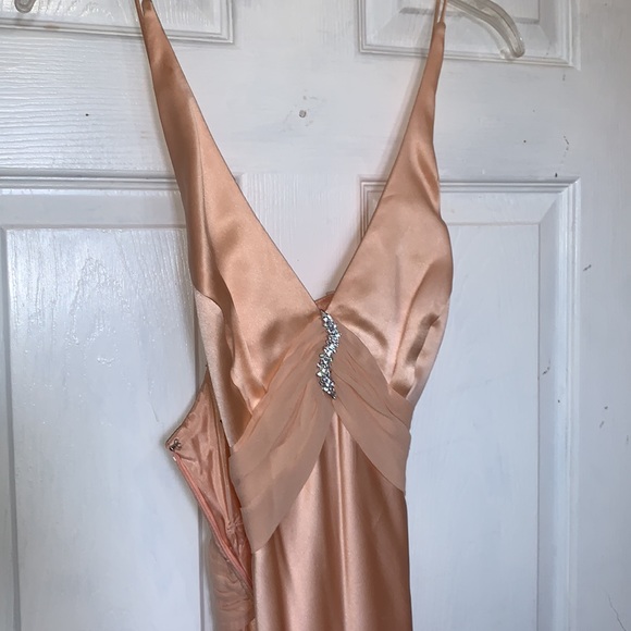 I’ve only ever worn this once, a pink creamy silky dress - Picture 3 of 6